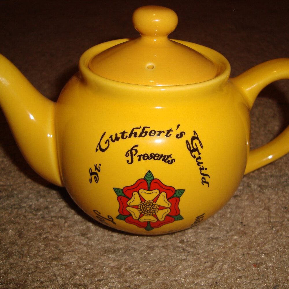 OLD AMSTERDAM St. Cuthbert's Presents TEA WITH THE QUEEN 2 Cup Porcelain Tea Pot